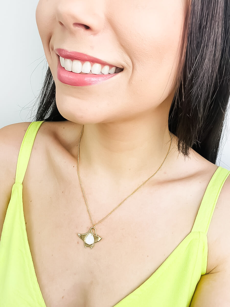 Colar Arraia Madre Perola Banho Ouro 18K/ Ródio Branco