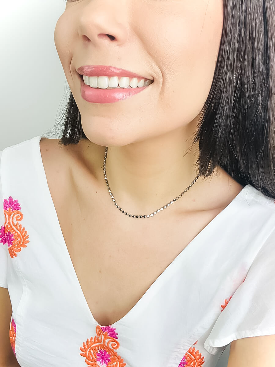 Colar Choker Bolinha Achatada Banho Ouro 18K/Ródio: O Brilho Versátil do Minimalismo